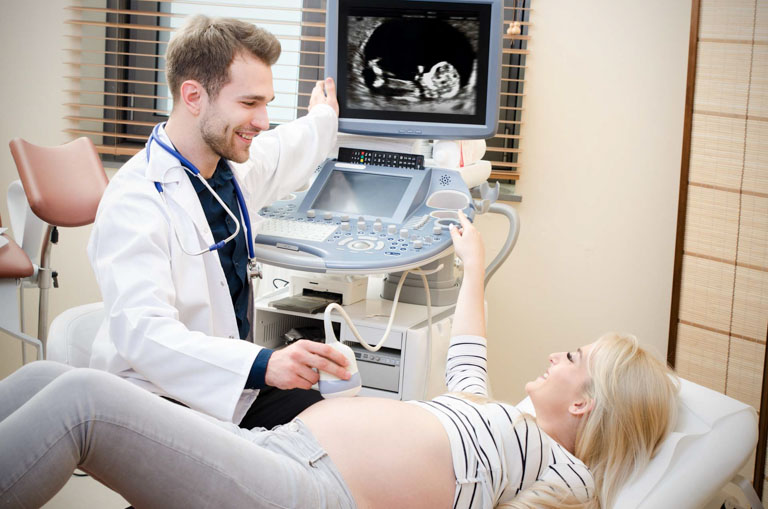 Photo ID: H01. Pregnant woman at the doctor. Ultrasound diagnostic machine.